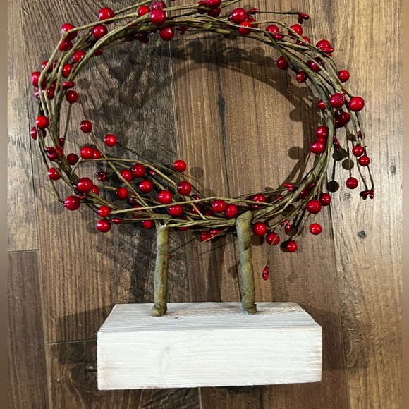 [Pottery Barn] Faux Berry Wreath with Stand - Picture 6 of 6